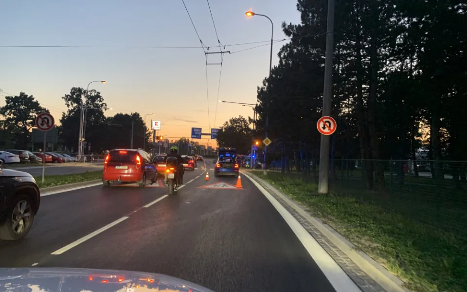 Auto srazilo dva chodce v Českých Budějovicích