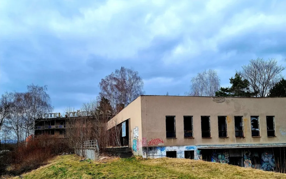 Léta chátrající krumlovský hotel Vyšehrad má nového vlastníka