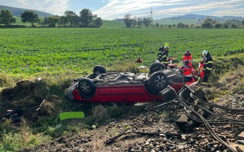 Při střetu s vlakem zemřel na Strakonicku řidič osobního auta