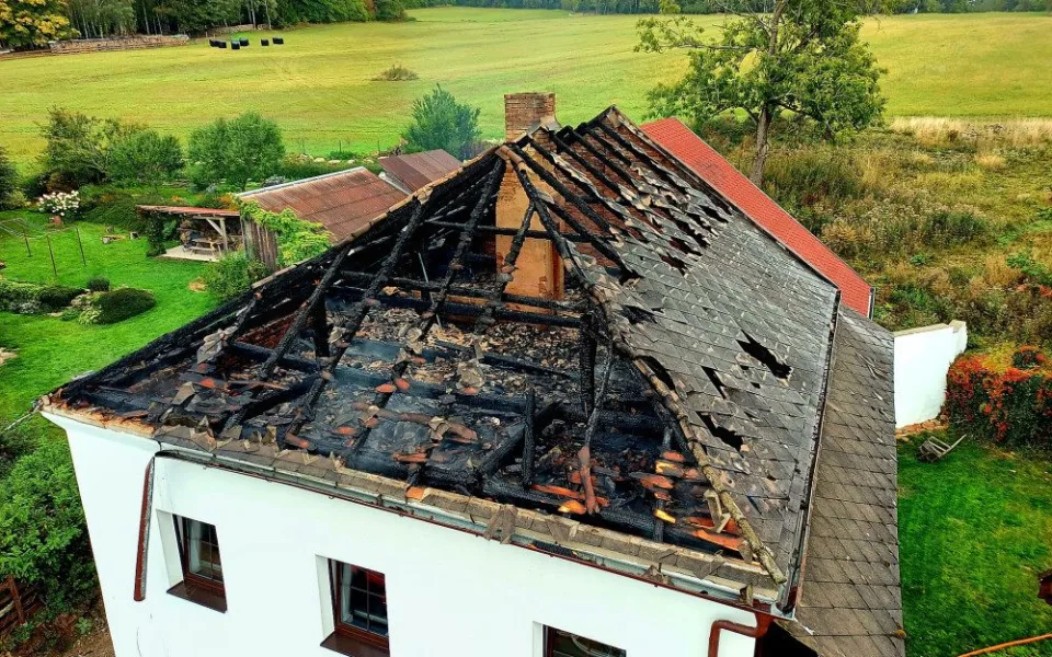 Hasiče zaměstnal požár rodinného domu na Prachaticku. Škoda je kolem dvou milionů korun
