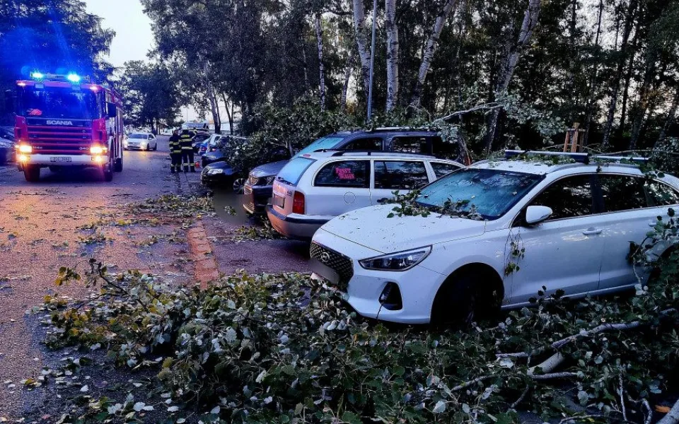 Jihočeští hasiči vyjížděli kvůli bouřkám ke dvěma stovkám zásahů