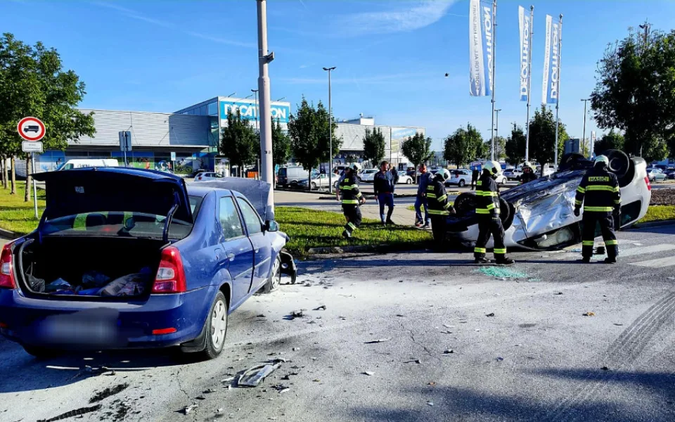 V Českém Vrbném se srazila dvě osobní auta. Jedno začalo po střetu hořet