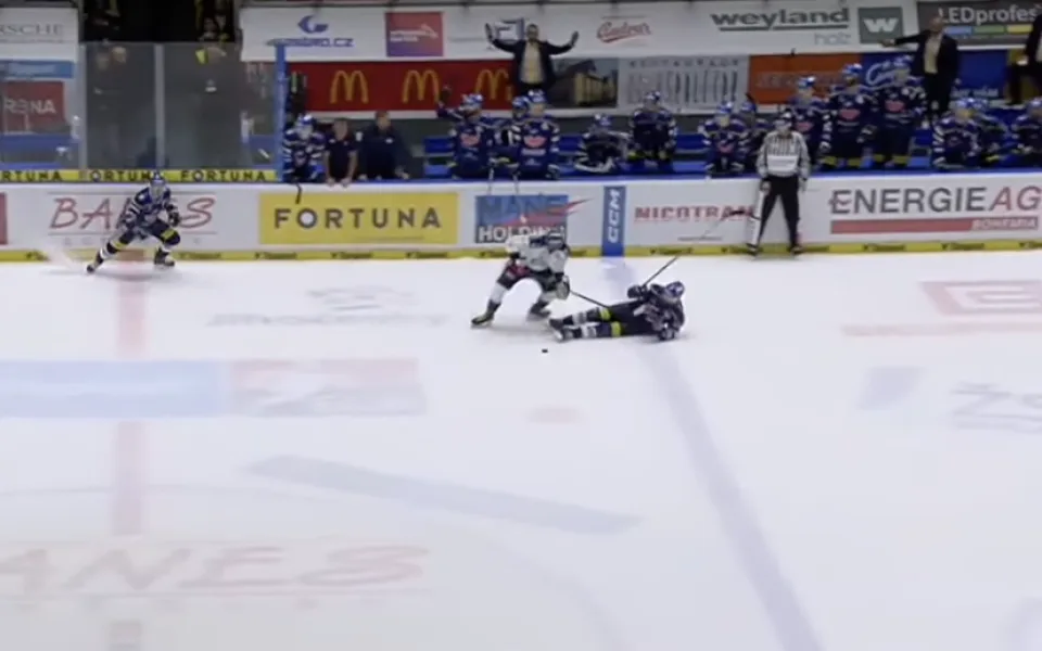 Hokejový obránce Doudera přijde o 10 procent platu za přihraný pád.