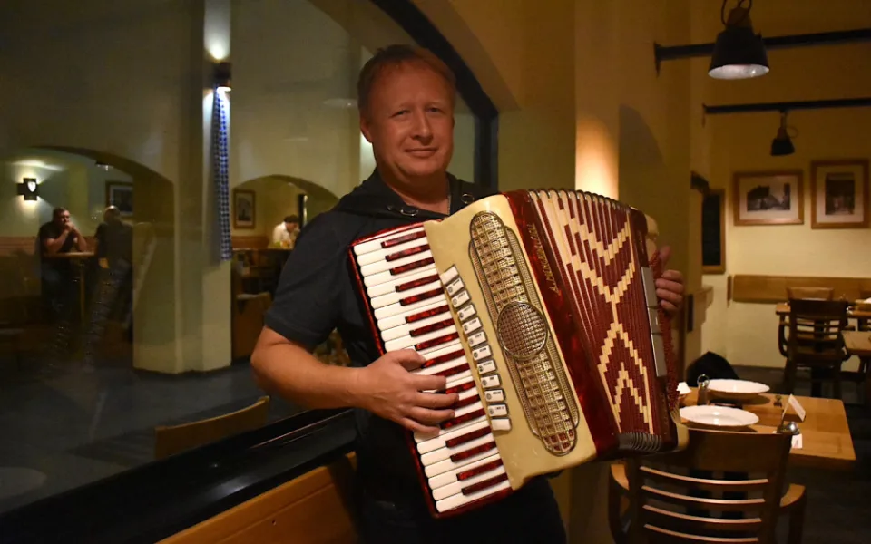 Ve slavné pivnici hraje na harmoniku. Lidé se rádi přidají, vypráví hudebník