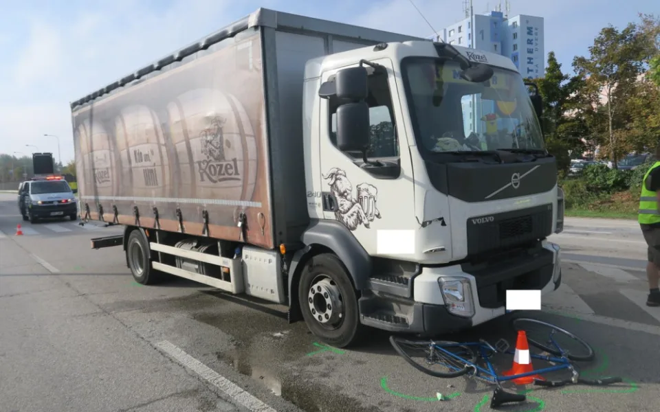 Policie hledá svědky zářijové nehody, při které se srazil náklaďák s cyklistou