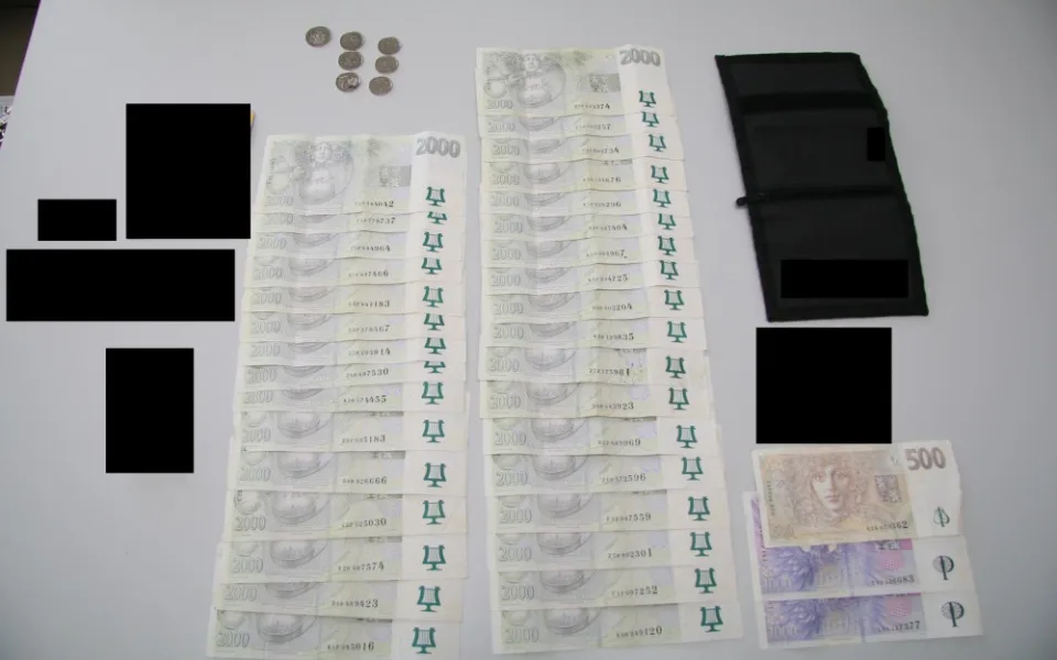 Trestně stíhaný muž ztratil peněženku se 70 tisíci. Peníze policie zabavila