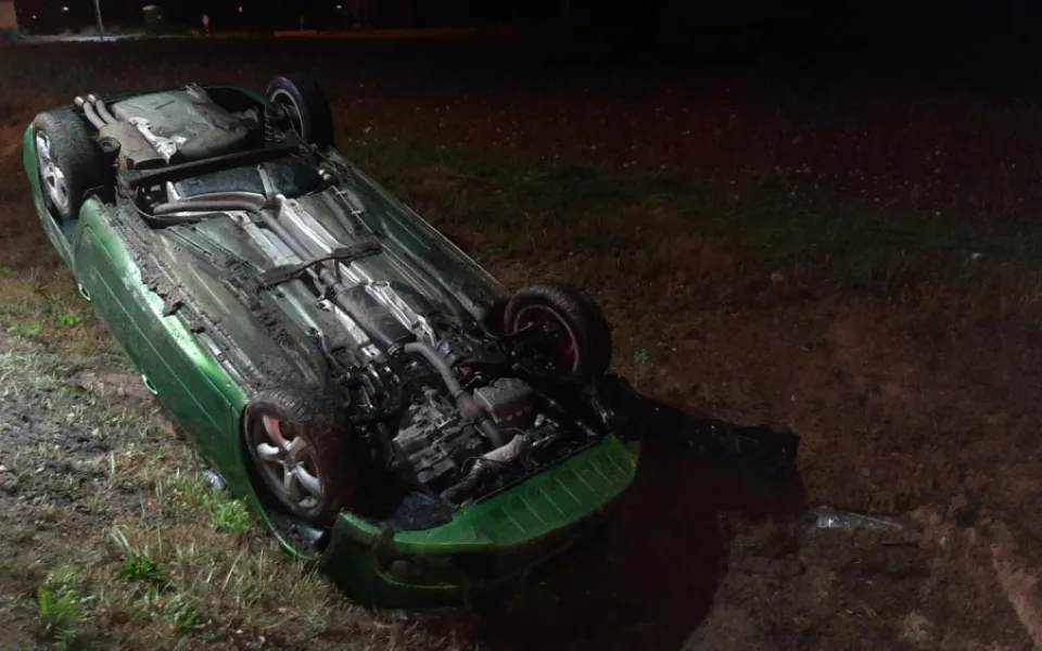 Řidič na rovné silnici převrátil auto na střechu, poté nadýchal 1,8 promile