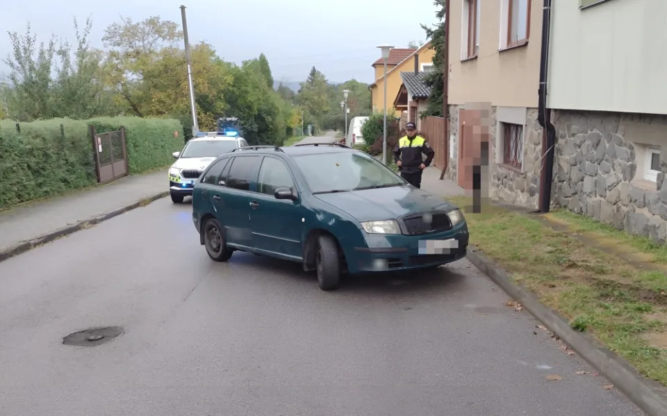 Zdrogovaný muž jel požádat o ruku svou přítelkyni. Během cesty ale havaroval