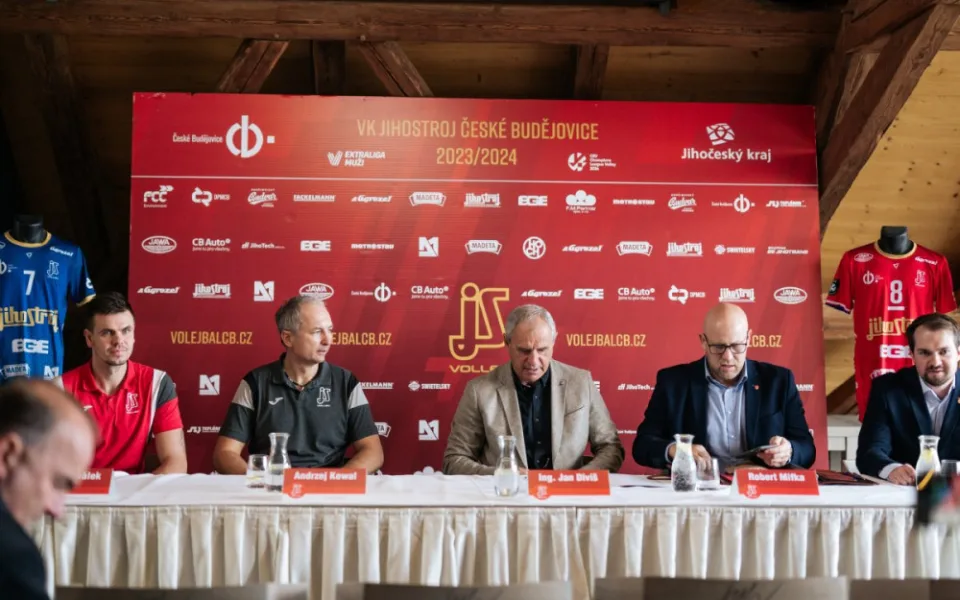 Jihostroj vstupuje do nové sezony. Poprvé se zahraničním trenérem