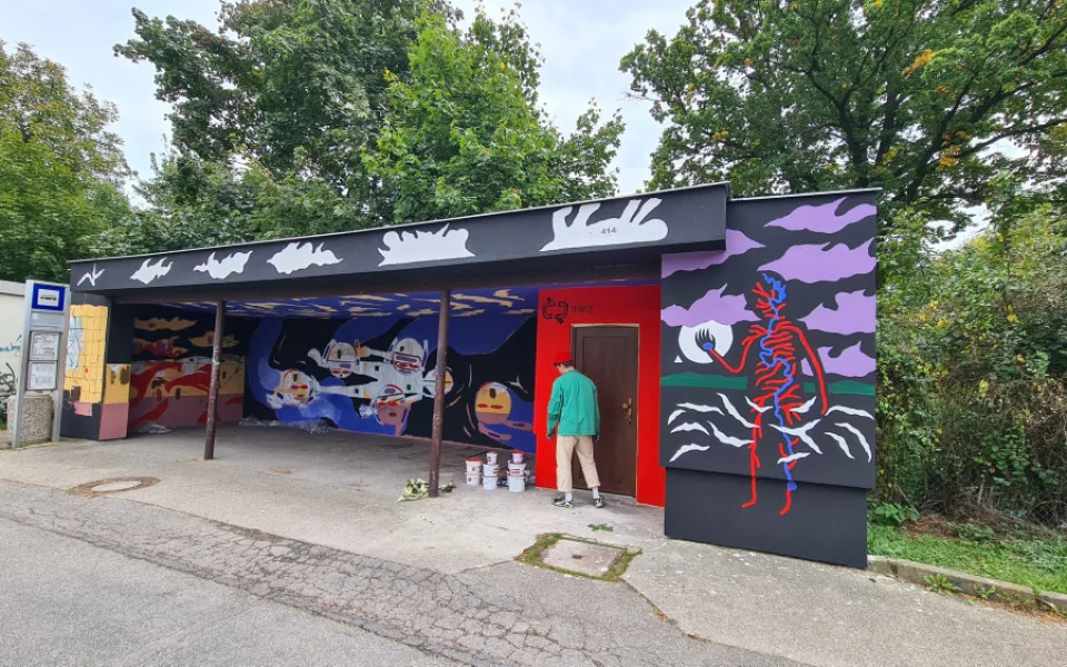 Dopravní podnik nechal konečné zastávky vylepšit graffiti