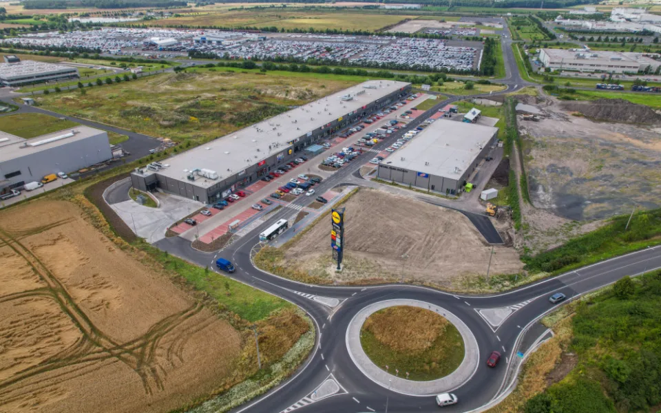 Retail parky nabízejí pohodlnější a rychlejší nakupování. Jeden vyroste u Lišova, v Třeboni, či ve Vimperku. Na fotce je retail park v Kolíně.