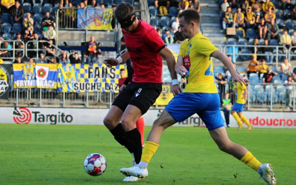Jakub Matoušek (v červeném) se trefil v závěru utkání.