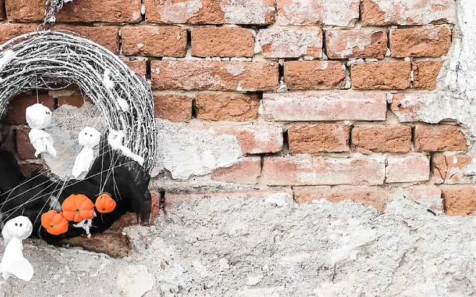 Máte rádi Halloween? Vyrobte si na dveře strašidelný věnec