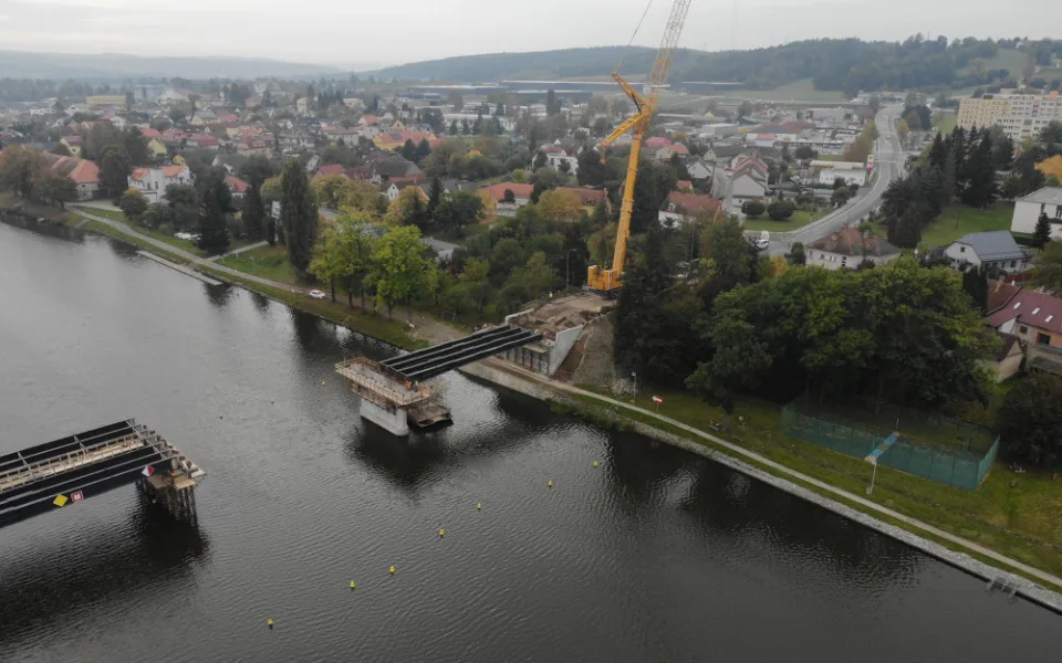 FOTO: Výstavba mostu v Týně nad Vltavou pokračuje