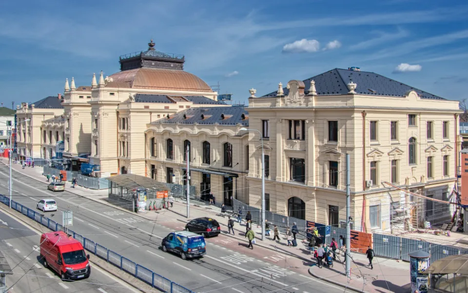 Pod nádražím v Českých Budějovicích postavili sarkofág. Konec rekonstrukce se blíží