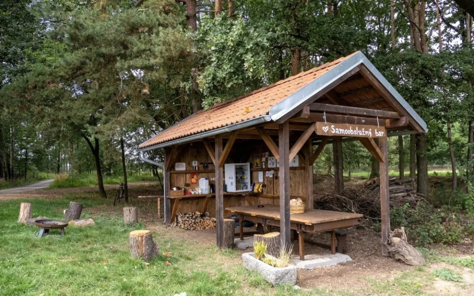 Samoobslužný bar v Ponědrážce.