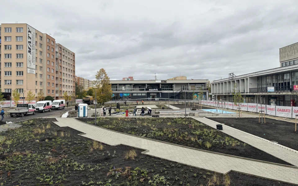 Revitalizace náměstí u KD Vltava spěje ke konci. Závlahu zeleně bude řídit automat
