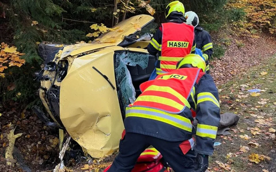 Jednu zraněnou osobu vyprošťovali profi hasiči ze zničeného auta, které havarovalo u Hluboké nad Vltavou.