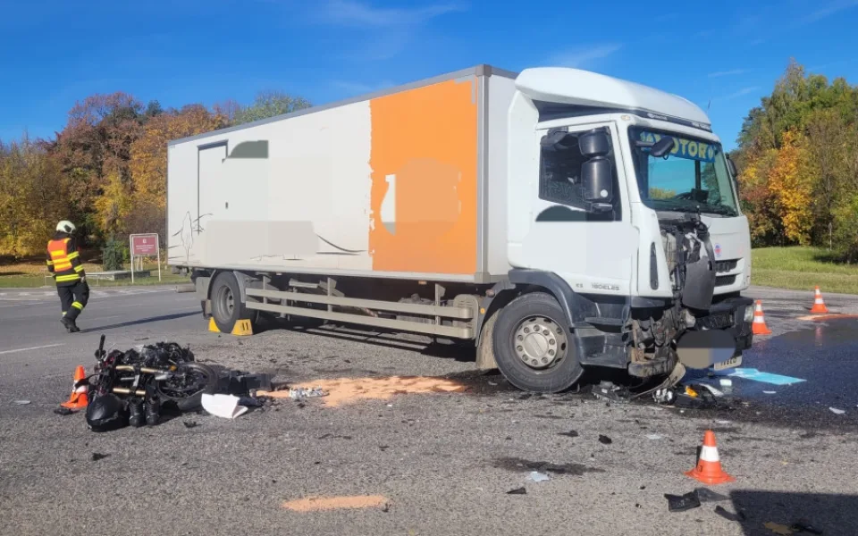U věží temelínské elektrárny havaroval motorkář. Střetl se s kamionem