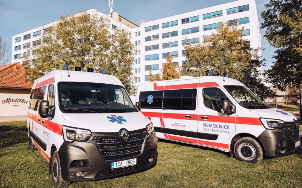 Českobudějovická nemocnice dostala od partnerů dva nové sanitní vozy