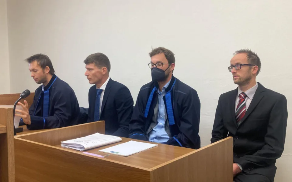 Začal soud s muži, jejichž vinou podle policie v Alpách zemřely dvě ženy