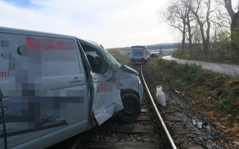 Na nezabezpečeném přejezdu se srazilo auto s vlakem. Řidič vyvázl s lehkým zraněním