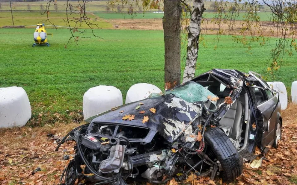 Po nárazu do stromu zemřela na Písecku mladá žena