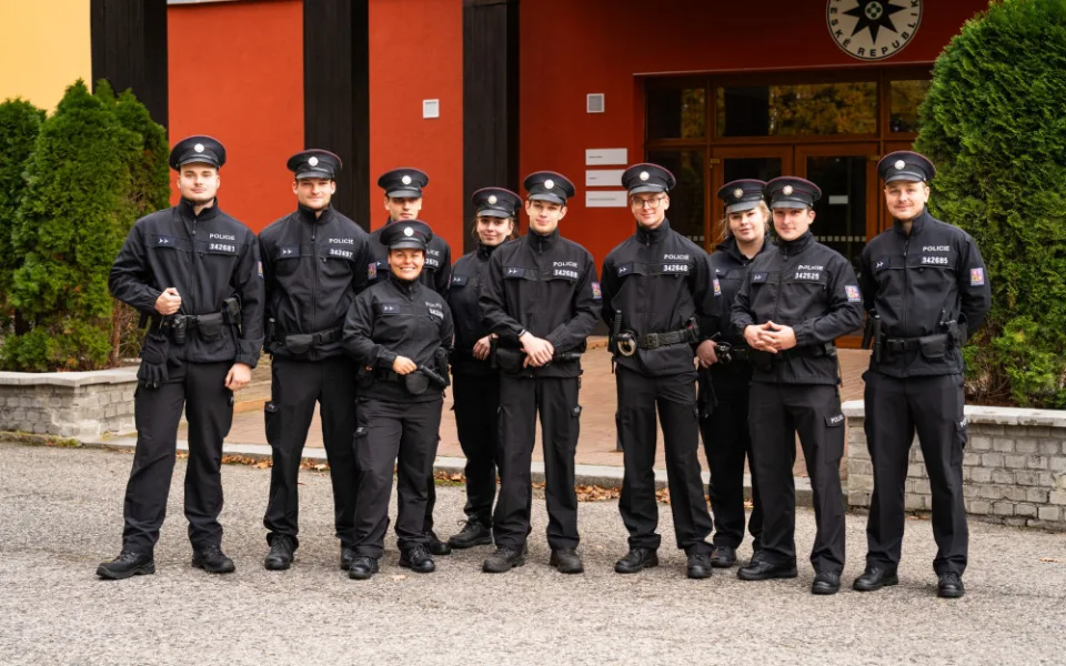 Ze života policejních nováčků, kde už během prvních dnů o akci není nouze