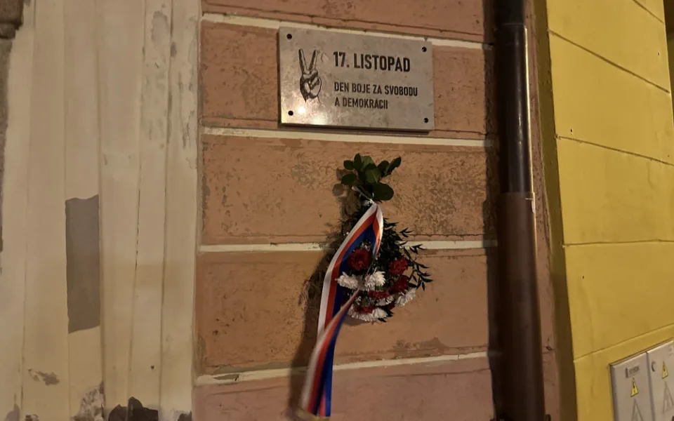 V Jindřichově Hradci byl odhalen památník událostem 17. listopadu, přišly desítky lidí