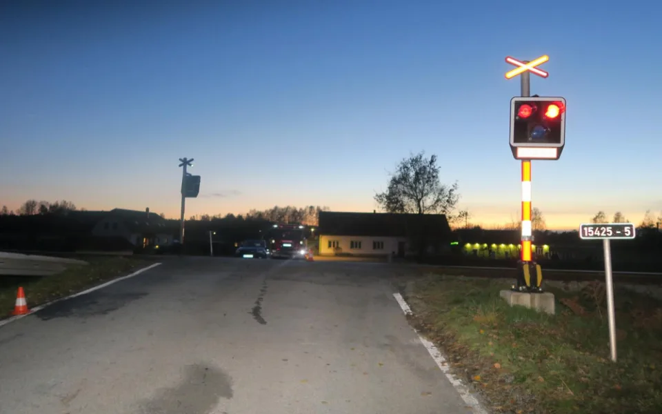Senior vjel na koleje před přijíždějící vlak. Ze střetu vyvázl bez zranění