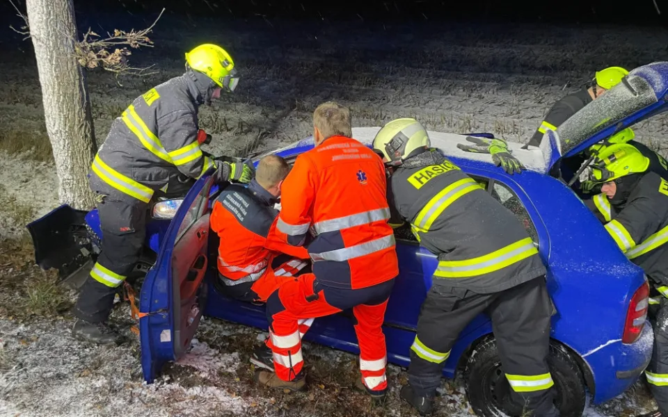 Řidička Fabie zůstala po nehodě zaklíněna v autě, vyprostit ji museli hasiči.