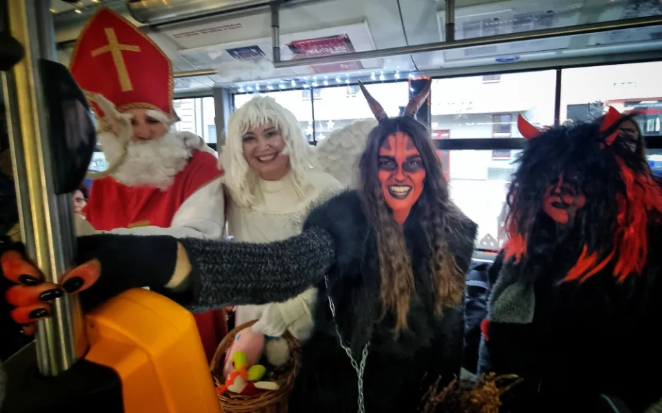 Mikuláš si pro pomocníky přijede autobusem 