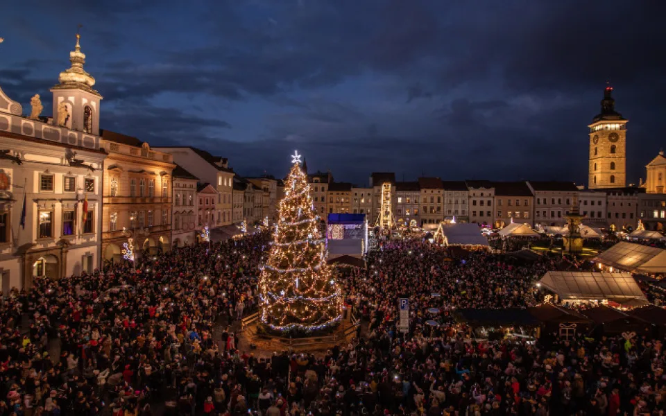 KULTURNÍ TIPY: Startuje adventní program. Rozsvítí se vánoční stromy, v Kotvě bude stand up comedy