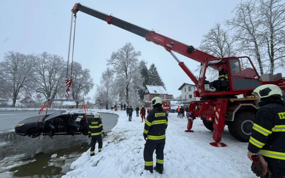 Sníh komplikuje dopravu v kraji. V Dolním Bukovsku skončilo auto v rybníku