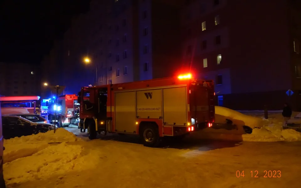 Na Máji brzy ráno zasahovali hasiči. Z hořícího bytu zachránili ženu