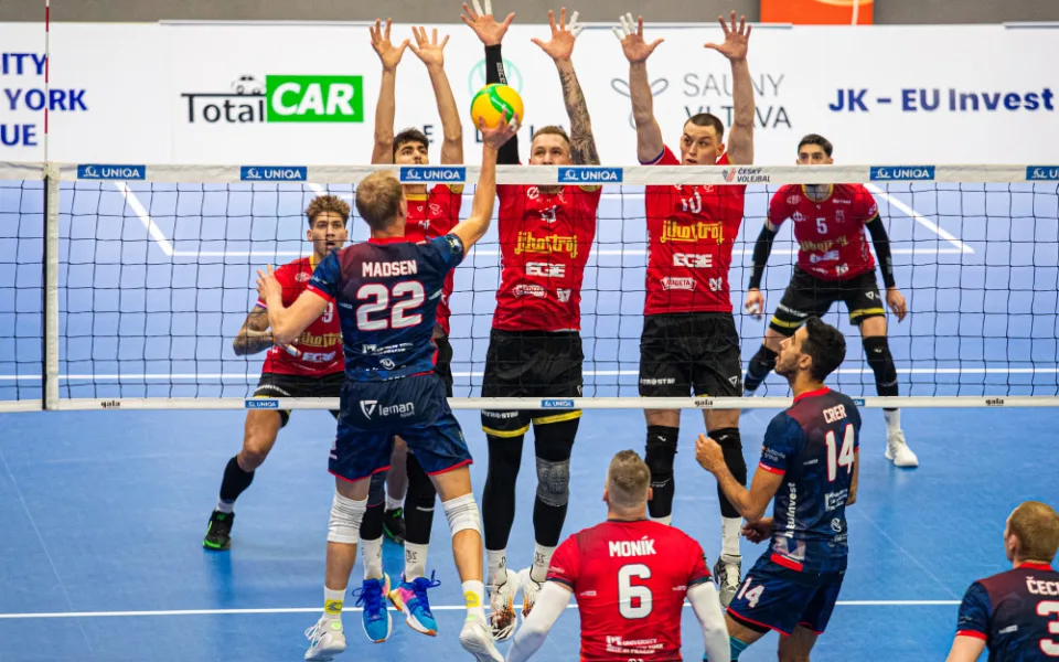 První reprízu finále extraligy vyhráli domácí Lvi