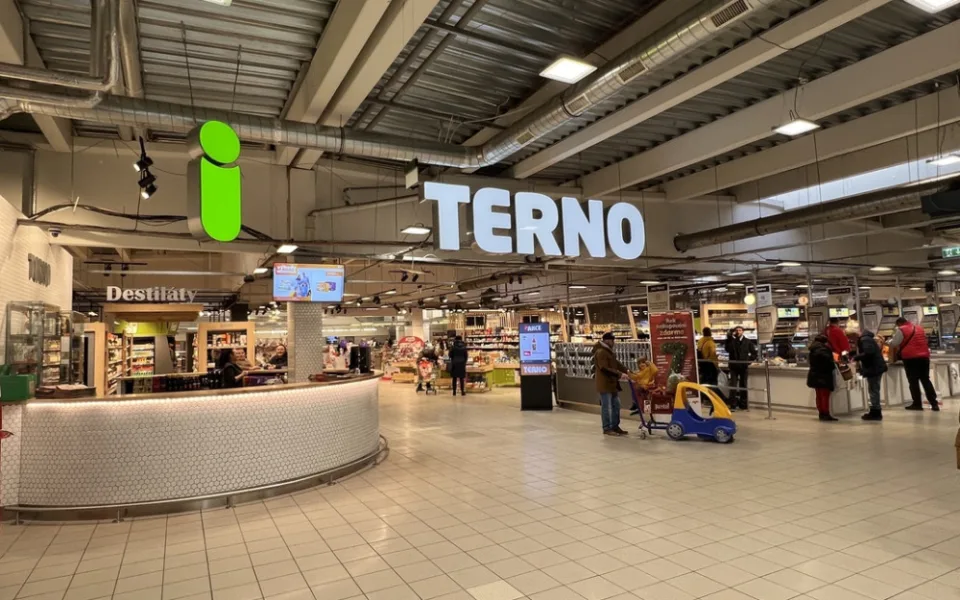 Zákazníky vítá supermarket Terno v novém kabátě.
