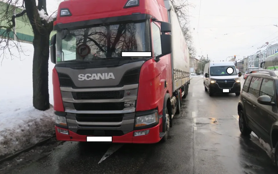 Řidič s kamionem vjel pod viadukt a vůz poškodil. Měl navíc ojeté gumy a porušil dobu jízdy