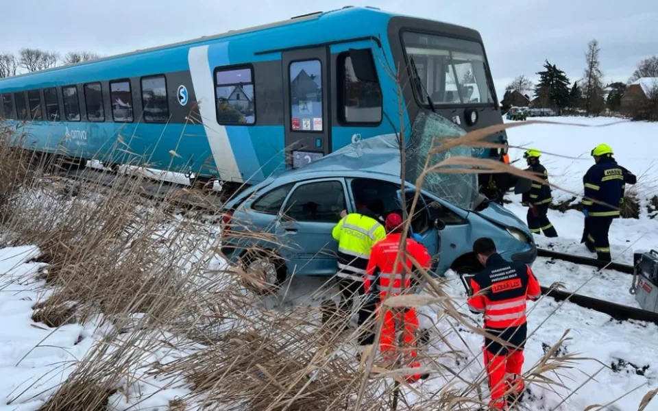 Na Písecku se srazilo auto s vlakem. Řidič vozu nehodu nepřežil