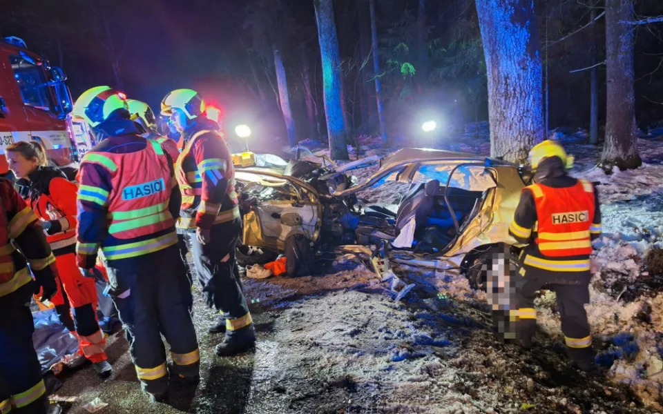 Auto dostalo smyk a narazilo do stromu. Dva lidé skončili v nemocnici