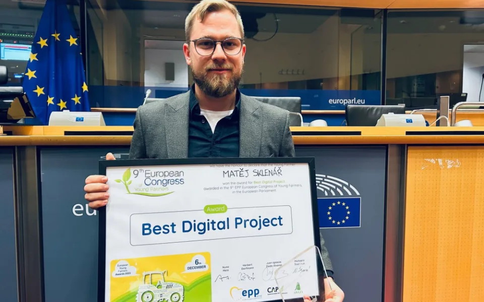 Robot Franta dobývá Evropu. Mladý český farmář oslnil umělou inteligencí ve skleníku.