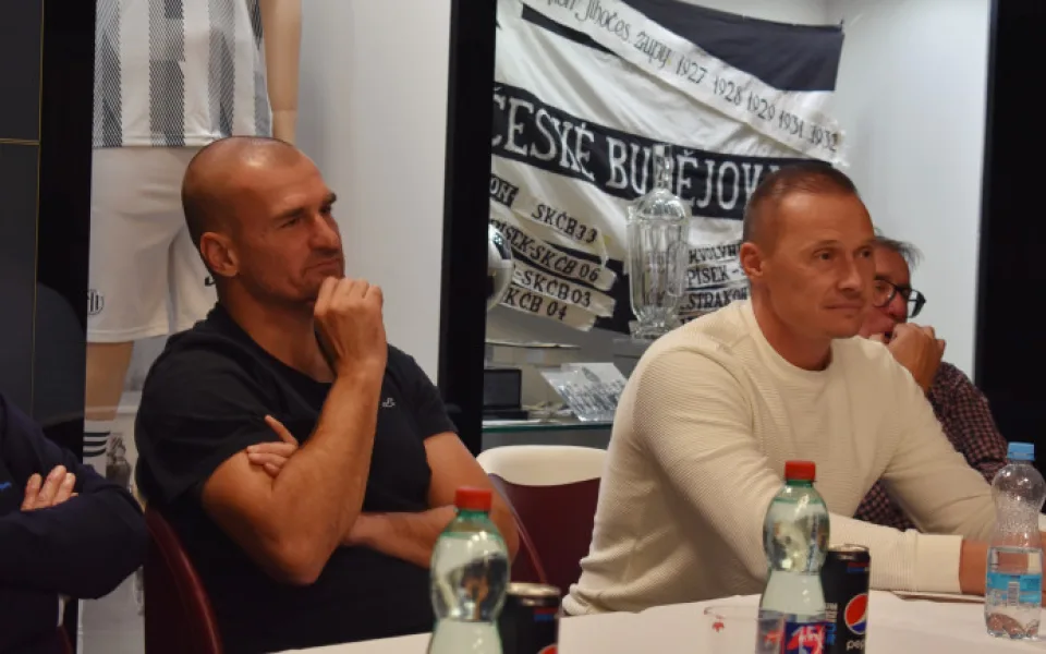 Podle všeho bývalá trenérská dvojice Dynama, zleva Marek Nikl a Tomáš Zápotočný.
