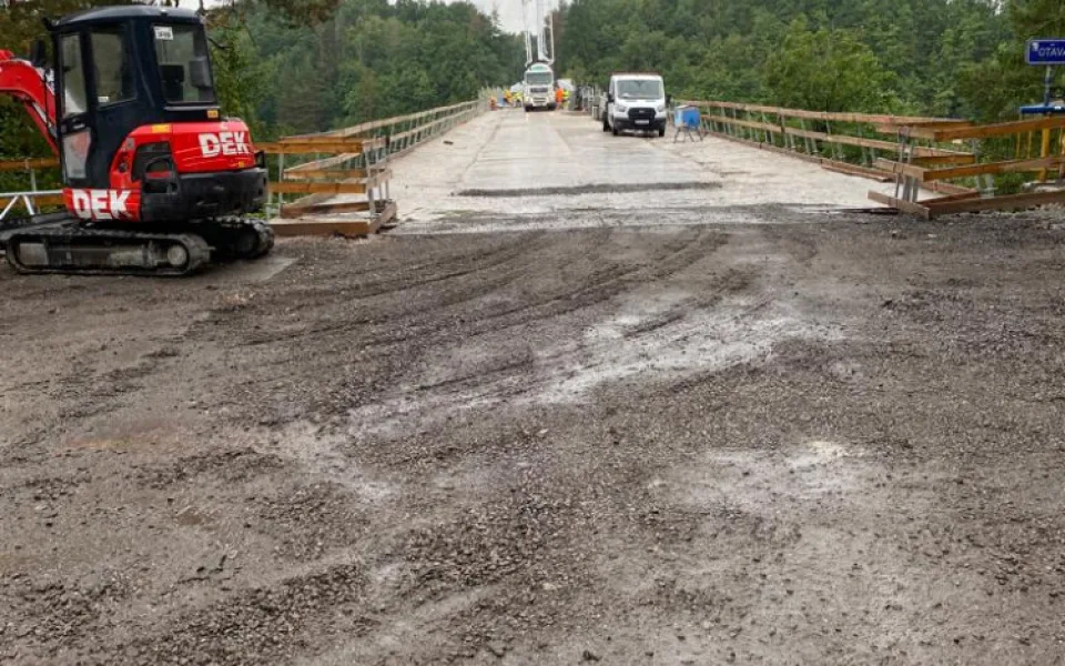 Most přes Otavu u Zvíkovského Podhradí slouží řidičům