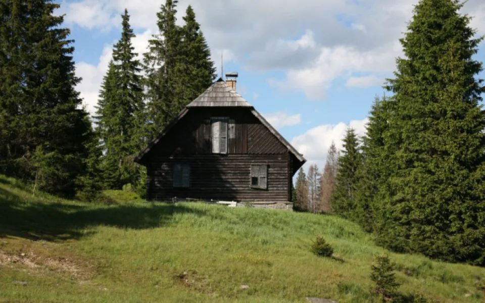 Tuto fotografii Roklanské chaty pořídil autor článku před lety v rámci novinářského foto tripu v doprovodu vedení NP Šumava lidí už vyfasovala tučnou pokutu za zveřejnění fotografií pořízených v klidovém území NP Šumava