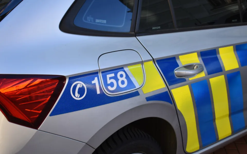 Muž vyhrožoval vystřílením pošty. Další pak stejným útokem jako v Praze. Policie oba zadržela