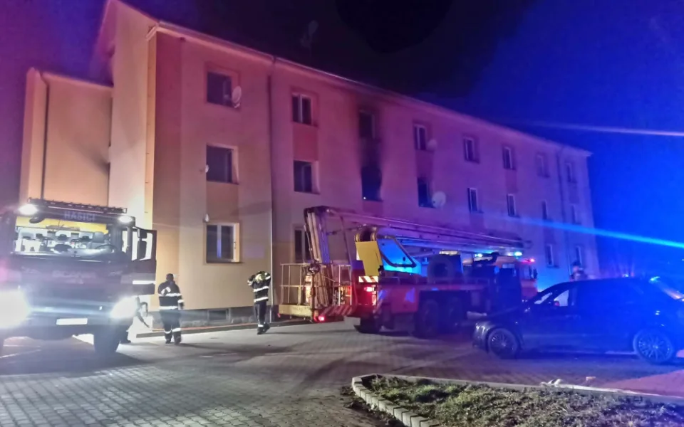 Požár pečovatelského domu ve Větřní, kdy se zranili tři lidé, vznikl od