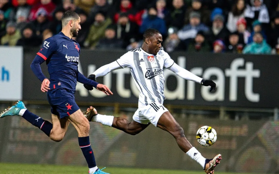 Odejde Adediran z Dynama? Zájem o něj projevily Pardubice