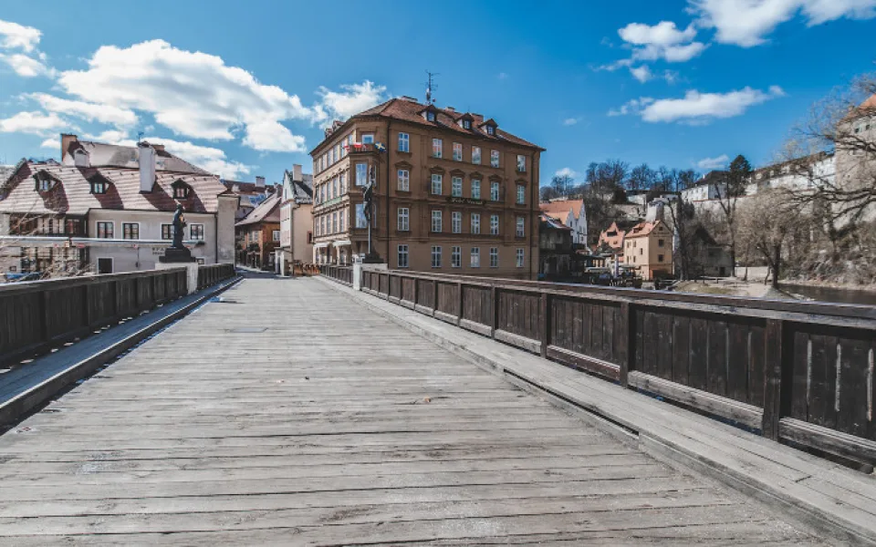 Český Krumlov zavřel pro dopravu i pro chodce Lazebnický most v centru. Opravuje ho