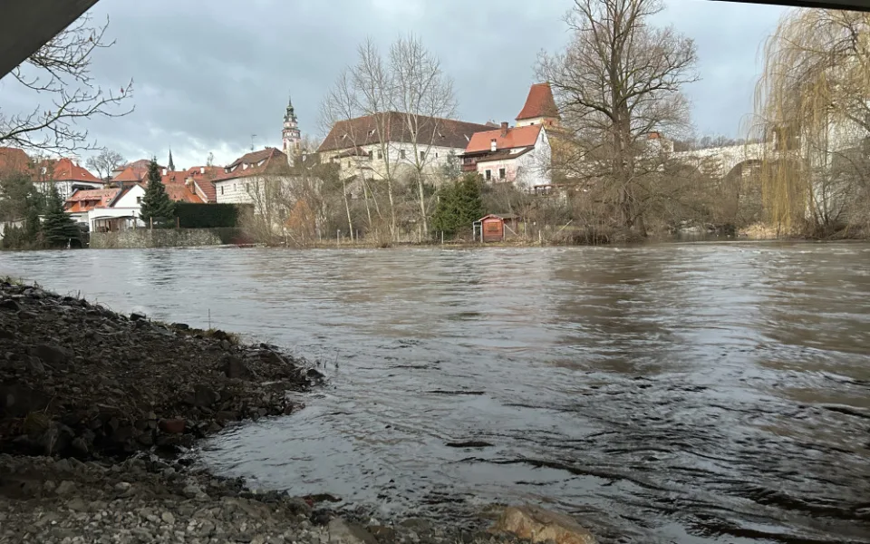 Déšť opět zvedl Vltavu v Českém Krumlově. Na jihu Čech platí výstraha před povodněmi