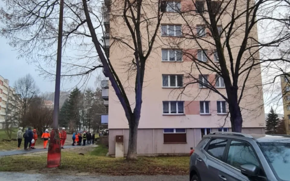 V Českém Krumlově hořel panelový dům. Jeden člověk se nadýchal zplodin